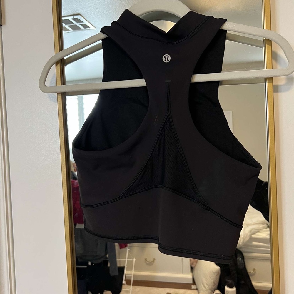Black Lulu cropped tank size 4/6